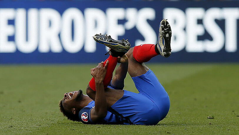 Kingsley Coman greift sich an den Knöchel. Der Bayern-Star musste im EM-Achtelfinale Frankreich - Irland ausgewechselt werden. Kingsley Coman greift sich an den Knöchel. Der Bayern-Star musste im EM-Achtelfinale Frankreich - Irland ausgewechselt werden.