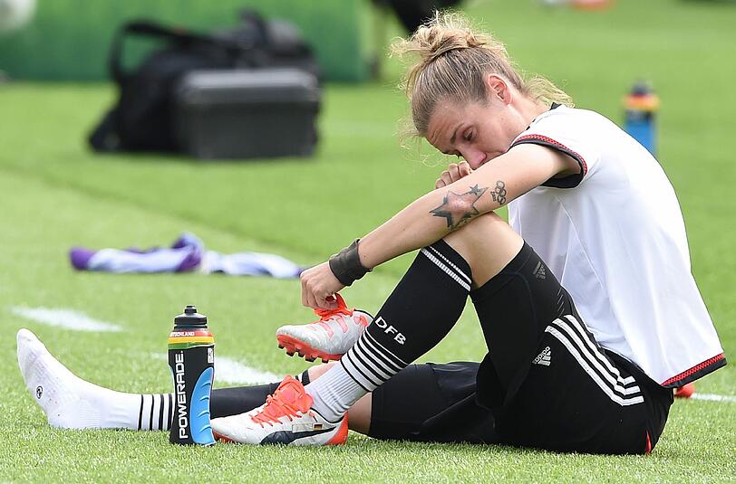 Ein Funken Hoffnung: Bundestrainerin Silvia Neid hat die verletzte DFB-Spielerin Simone Laudehr für Olympia noch nicht endgültig abgeschrieben. Foto: Carmen Jaspersen