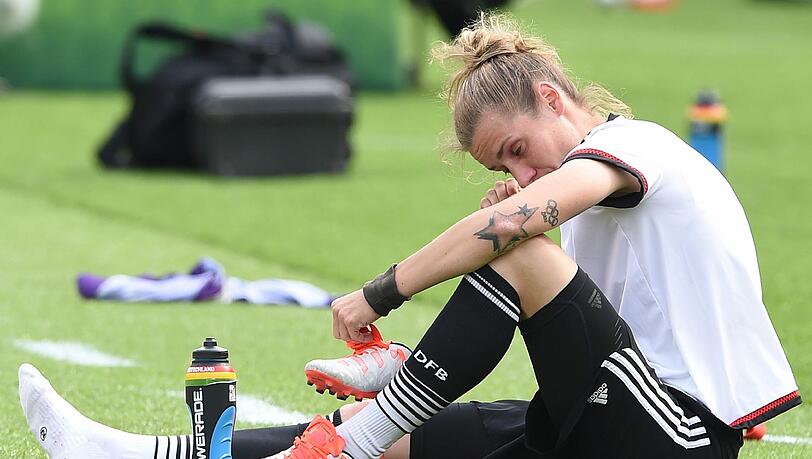 Ein Funken Hoffnung: Bundestrainerin Silvia Neid hat die verletzte DFB-Spielerin Simone Laudehr für Olympia noch nicht endgültig abgeschrieben. Foto: Carmen Jaspersen Ein Funken Hoffnung: Bundestrainerin Silvia Neid hat die verletzte DFB-Spielerin Simone Laudehr für Olympia noch nicht endgültig abgeschrieben. Foto: Carmen Jaspersen