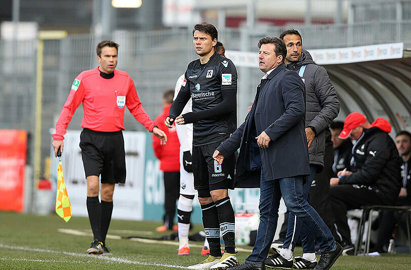 Von Trainer Kosta Runjaic (2. v. r.) in Sandhausen sieben Minuten vor Schluss eingewechselt: Sebastian Boenisch (Mitte).