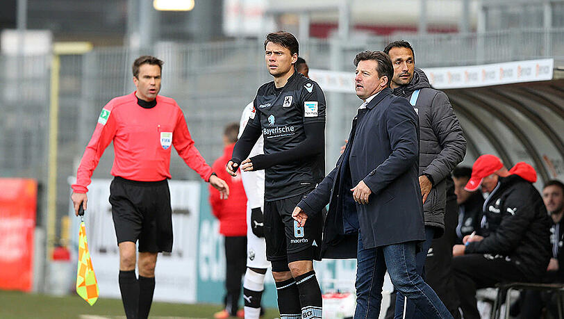 Von Trainer Kosta Runjaic (2. v. r.) in Sandhausen sieben Minuten vor Schluss eingewechselt: Sebastian Boenisch (Mitte).