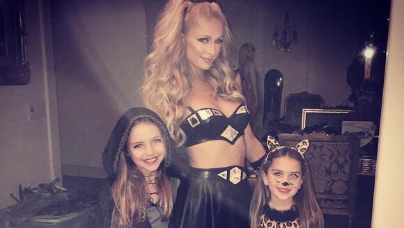 Paris Hilton als rüstige Vikingerin. Erst noch brav ein Foto mit den Kleinen, bevor's los zur Party geht... Paris Hilton als rüstige Vikingerin. Erst noch brav ein Foto mit den Kleinen, bevor's los zur Party geht...