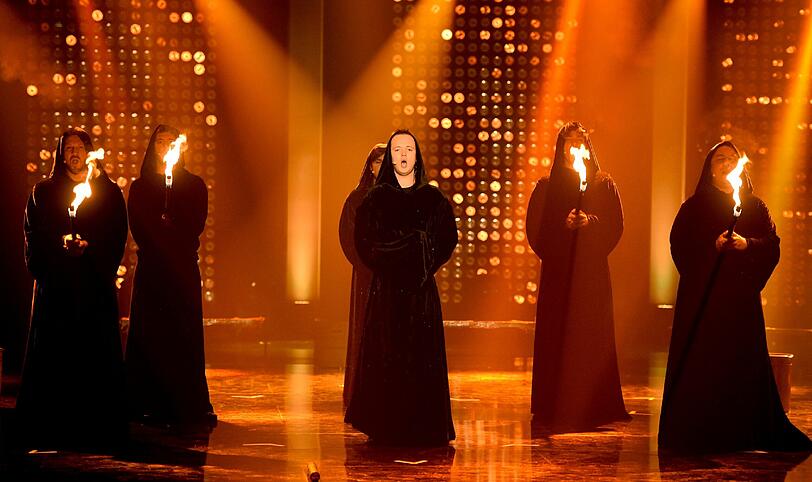 Gregorian: Anfang der 1990er gegründetes Crossover-Projekt, das gregorianische Choräle mit Rock- und Popmusik mischt. Die singenden Mönchs-Darsteller treten mit dem Song "Masters Of Chant" an.