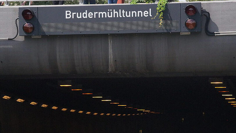 Mit 160 Sachen raste der Mann durch den Brudermühltunnel. Mit 160 Sachen raste der Mann durch den Brudermühltunnel.