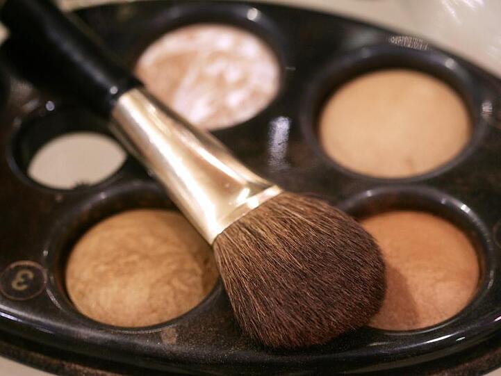 Viele Verbraucher sparen gerade beim Make-up.