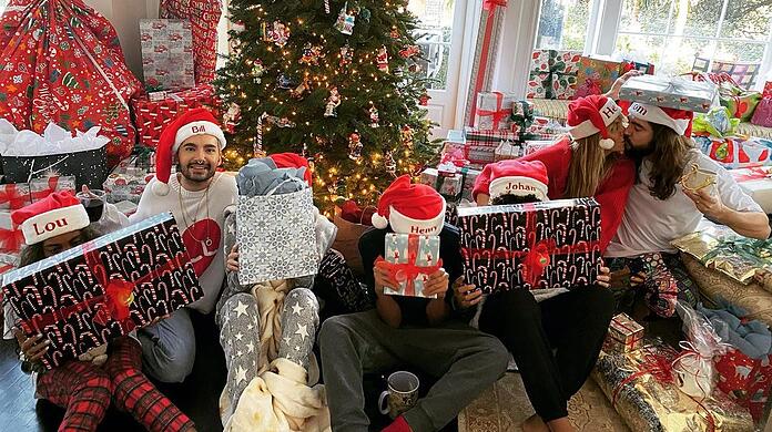 Heidi Klum feiert Weihnachten mit ihrer ganzen Familie im heimischen Wohnzimmer.
