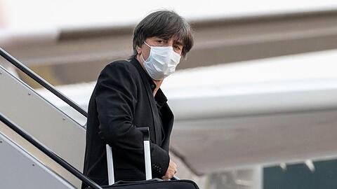 Bundestrainer Joachim Löw steigt bei seiner Ankunft am Albrecht Dürer Flughafen aus dem Flieger.