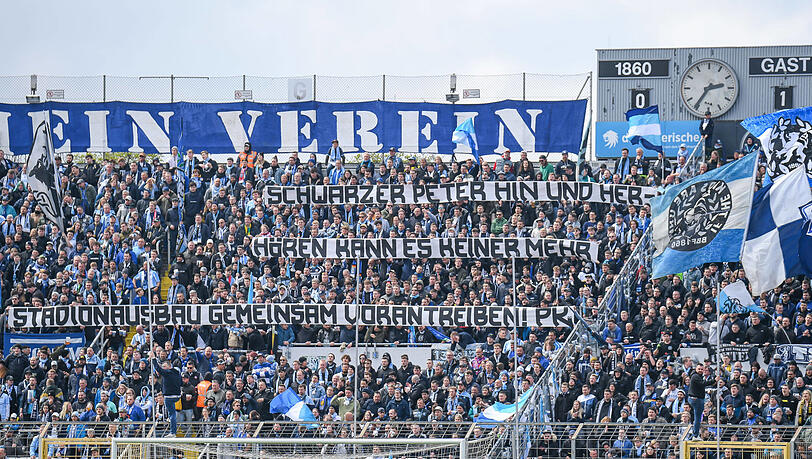 "Schwarzer Peter hin und her - hören kann es keiner mehr": Fans in der Westkurve am vergangenen Samstag zur Stadion-Debatte zwischen Stadt und 1860. "Schwarzer Peter hin und her - hören kann es keiner mehr": Fans in der Westkurve am vergangenen Samstag zur Stadion-Debatte zwischen Stadt und 1860.
