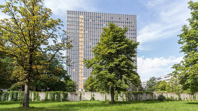 Das ca. 75 Meter hohe ehemalige Siemens-Hochhaus soll unter dem Namen South One zu Wohnungen umgebaut werden Das ca. 75 Meter hohe ehemalige Siemens-Hochhaus soll unter dem Namen South One zu Wohnungen umgebaut werden