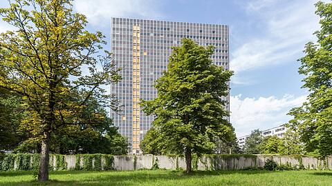 Das ca. 75 Meter hohe ehemalige Siemens-Hochhaus soll unter dem Namen South One zu Wohnungen umgebaut werden