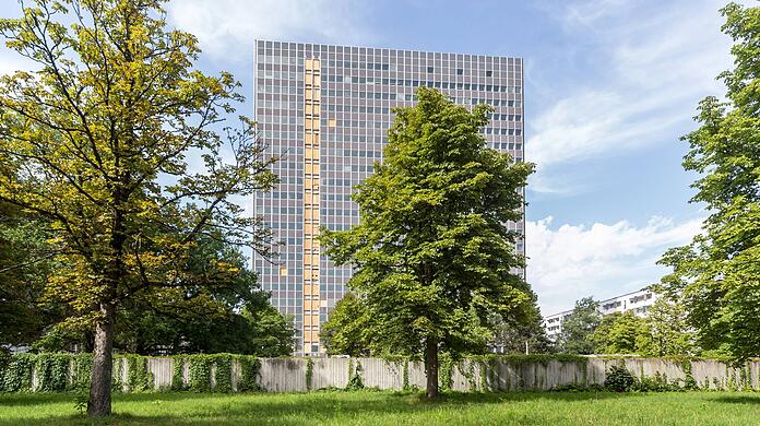 Das ca. 75 Meter hohe ehemalige Siemens-Hochhaus soll unter dem Namen South One zu Wohnungen umgebaut werden