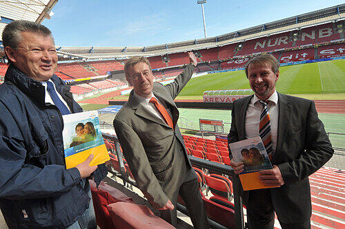 Die Vertragspartner auf der VIP&ndash;Tribüne: Iliotec-Vertriebsmitarbeiter Jürgen Zitzmann, 2. Werkleiter Roland Höfler, Iliotec-Chef Stefan Dobler (von links).