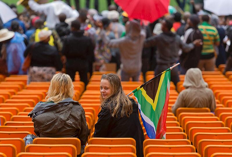 Südafrika verabschiedet sich von Nelson Mandela. Um 14 Uhr MEZ beginnt die gigantische Trauerfeier, die auf 90 Leinwände im Land übertragen wird. So langsam füllen sich die Plätze im Land. Hier die Bilder...