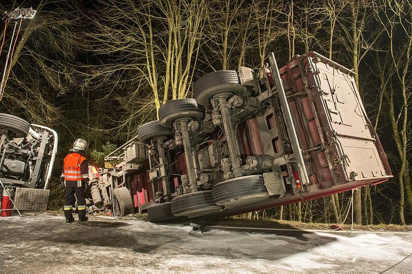 Zwei Lkw liegen umgekippt auf der B 20 bei Loitzendorf. Beim Frontalzusammenstoß sind beide Fahrer ums Leben gekommen.