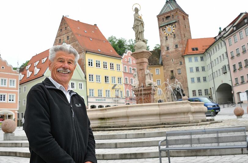 Das sagt der LandsbergerAlois Maier (76): &bdquo;Hier wartet niemand auf Hoeneß, ich auch nicht. Dass jetzt bald ein Prominenter bei uns im Gefängnis sitzt, ist mir dermaßen gleich. Es ändert gar nichts daran, wie die Stadt von außen wahrgenommen wird.&ldquo;
