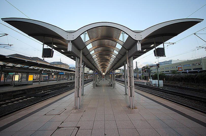 Blick auf einen Bahnsteig am Mainzer Hauptbahnhof, aufgenommen am 11.08.2013 in Mainz.