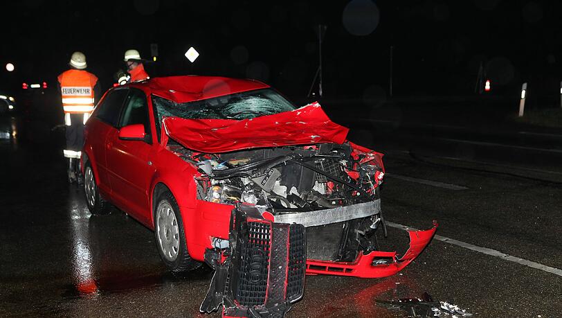 Die beiden Reiterinnen übersahen den Audi und wurden von ihm erfasst. Die Bilder von dem schrecklichen Unfall. Die beiden Reiterinnen übersahen den Audi und wurden von ihm erfasst. Die Bilder von dem schrecklichen Unfall.