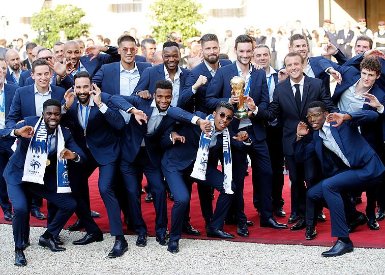 Hunderttausende feierten am Montag die Fußball-Weltmeister nach ihrer Ankunft auf den Pariser Champs-Élysées.