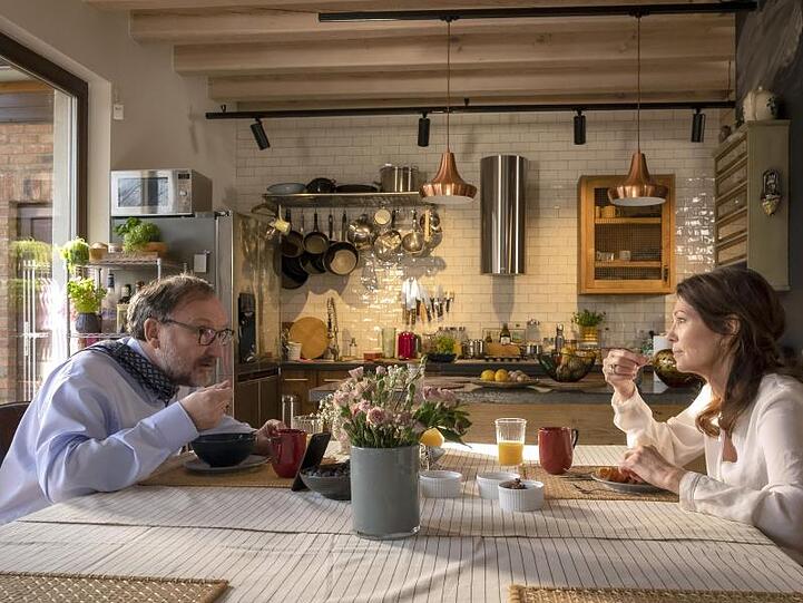 Zum 70. Geburtstag zeigt das Erste den Film "Mein Altweibersommer" mit Iris Berben und Rainer Bock als Ehepaar.