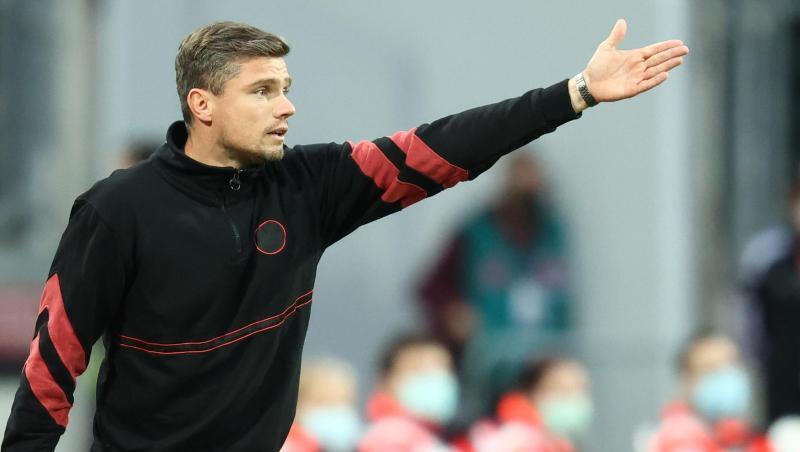 Der Nürnberger Trainer Robert Klauß verfolgt den Spielverlauf.