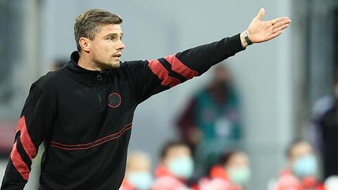 Der Nürnberger Trainer Robert Klauß verfolgt den Spielverlauf.