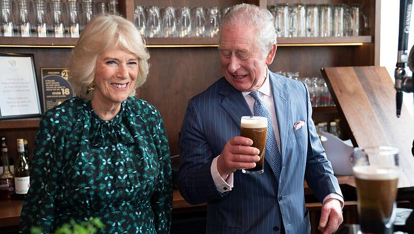 Herzogin Camilla und Prinz Charles haben offenbar eine Vorliebe für irisches Bier.