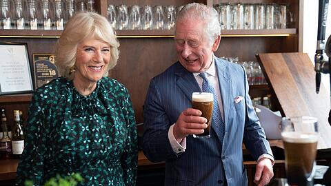 Herzogin Camilla und Prinz Charles haben offenbar eine Vorliebe für irisches Bier.
