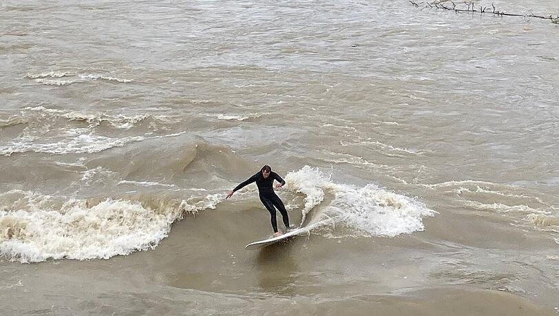 Einige Surfer haben die reißenden Fluten der Isar unterhalb der Brudermühlbrücke als die perfekte Welle ausgemacht.