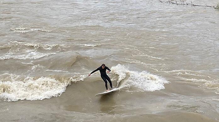 Einige Surfer haben die reißenden Fluten der Isar unterhalb der Brudermühlbrücke als die perfekte Welle ausgemacht.