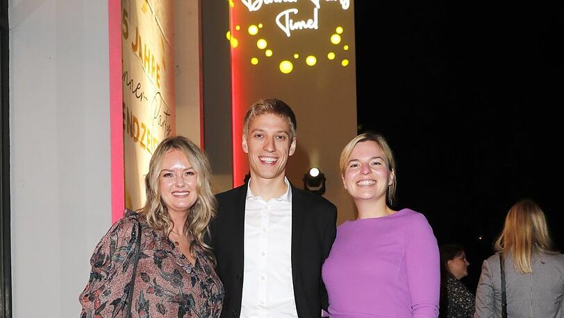 Ein Grünen-Trio: Münchens neuer Zweiter Bürgermeister Dominik Krause bei seinem ersten öffentlichen Auftritt nach der Wahl, zusammen mit Landtagsfraktionschefin Katharina Schulze (r.) und Stadtfraktionschefin Mona Fuchs. Ein Grünen-Trio: Münchens neuer Zweiter Bürgermeister Dominik Krause bei seinem ersten öffentlichen Auftritt nach der Wahl, zusammen mit Landtagsfraktionschefin Katharina Schulze (r.) und Stadtfraktionschefin Mona Fuchs.
