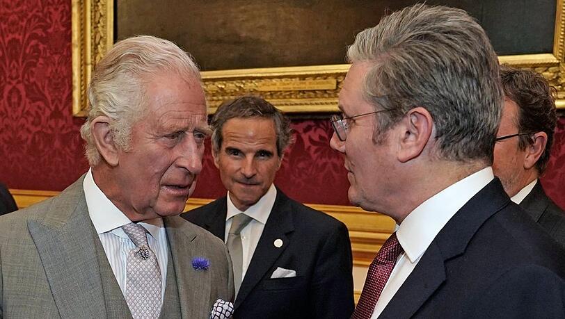 Ihr nächstes Treffen wird wohl unter vier Augen stattfinden: König Charles (l.) im Gespräch mit Keir Starmer.