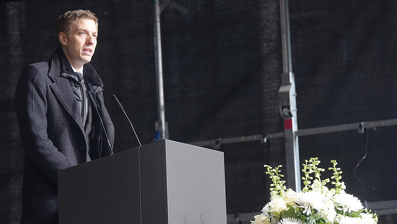 Bürgermeister Dominik Krause spricht in Vertretung von Oberbürgermeister Dieter Reiter auf der Gedenkveranstaltung. Bürgermeister Dominik Krause spricht in Vertretung von Oberbürgermeister Dieter Reiter auf der Gedenkveranstaltung.
