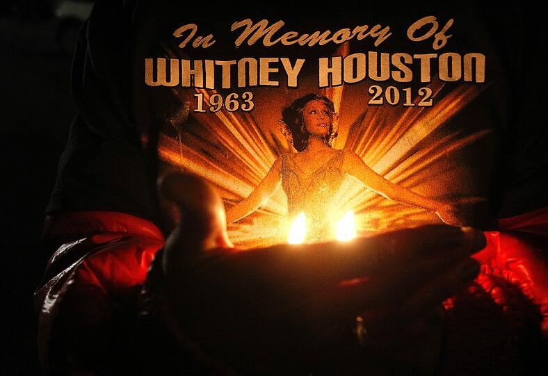 Die Leiche der Popsängerin Whitney Houston wurde am Montag in ihre Heimat New Jersey überführt, wo die Sängerin im Kreise ihrer Familie beigesetzt werden soll. Die Trauer in Houstons Fangemeinde über den plötzlichen Tod der Ausnahmekünstlerin ist groß - die Bilder.