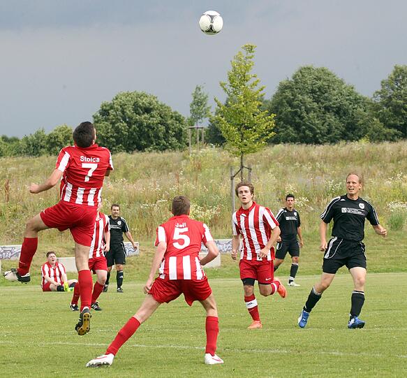 3. Runde bei den AZ-Freizeitkickern: eine Szene aus dem Spiel Maccabi Munich Legends gegen SchlussMitLustig.