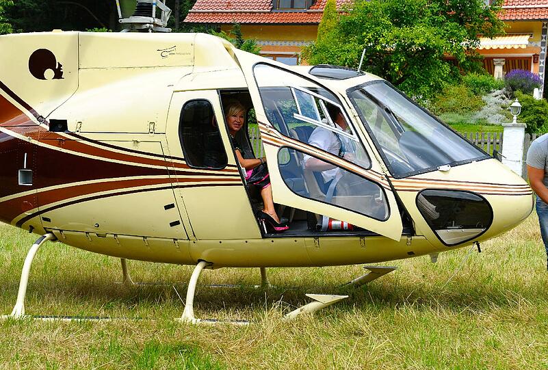 Ganz Standesgemäß wurde Millionärsgattin Carmen Geiss mit dem Helikopter zur Party geflogen.