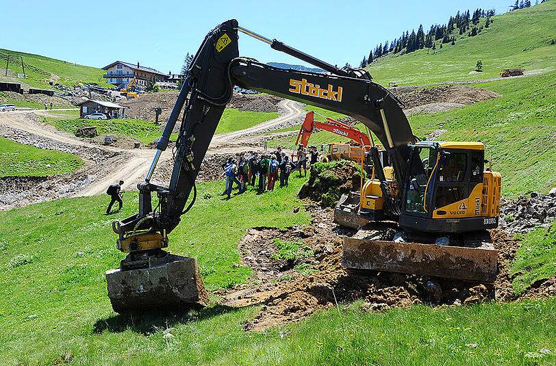 Umstrittene Baustelle in den Bergen: Für einen Speichersee und neue Schneekanonen wird das Sudelfeld umgegraben.