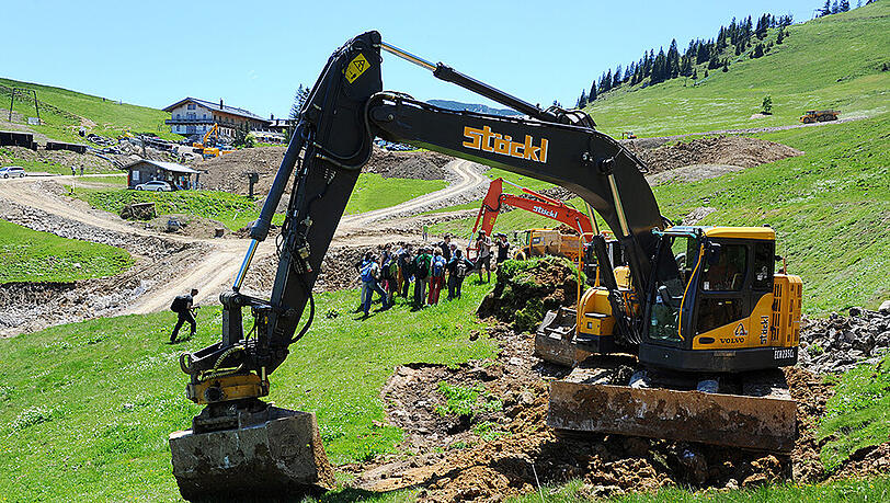 Umstrittene Baustelle in den Bergen: Für einen Speichersee und neue Schneekanonen wird das Sudelfeld umgegraben. Umstrittene Baustelle in den Bergen: Für einen Speichersee und neue Schneekanonen wird das Sudelfeld umgegraben.
