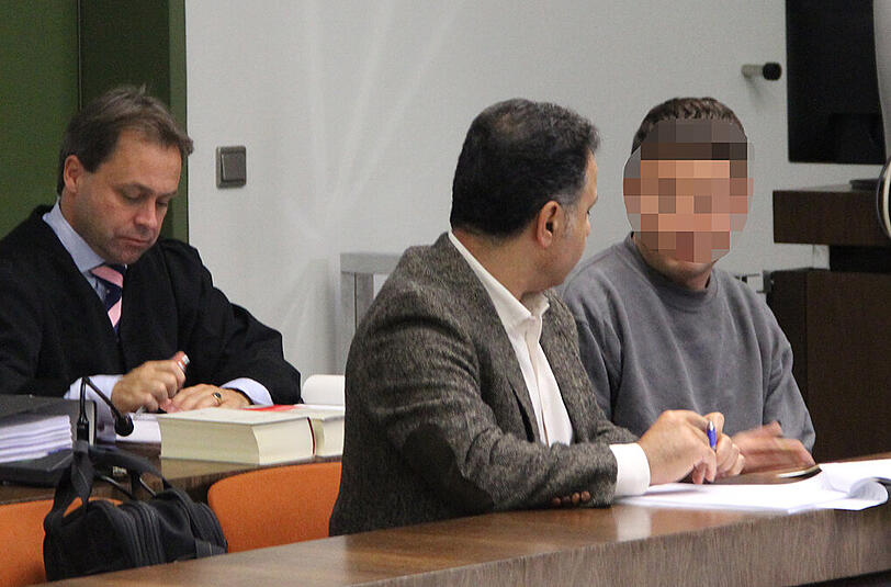 Angeklagt: Nasim S. mit Übersetzer und Anwalt Eckstein.