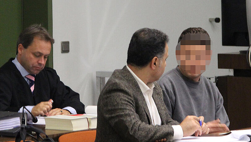 Angeklagt: Nasim S. mit Übersetzer und Anwalt Eckstein. Angeklagt: Nasim S. mit Übersetzer und Anwalt Eckstein.