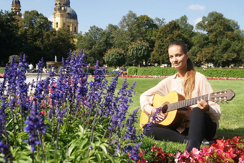 Die schöne Anna Weiß ist Bankkauffrau und liebt den wilden Westen. Beim AZ-Shooting zeigt sie sich von ihrer schönsten Seite.