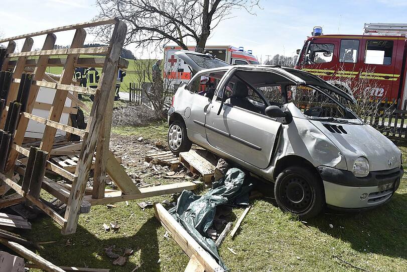 Der Twingo krachte durch den Gartenzaun und kam im Vorgarten zum Stehen.
