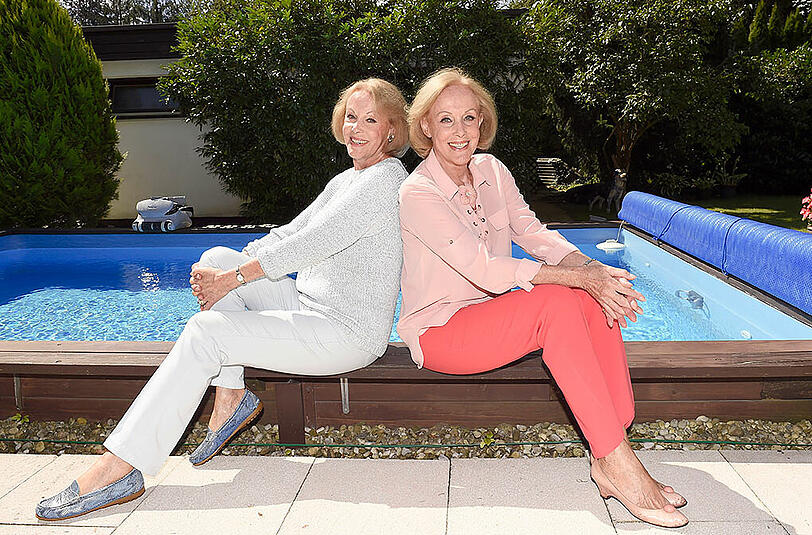 Zu zweit ist man stärker, sagen Ellen (l.) und Alice Kessler. Zu zweit in ihrem Pool wird man sie allerdings nie antreffen: "Dann ist es uns zu voll."