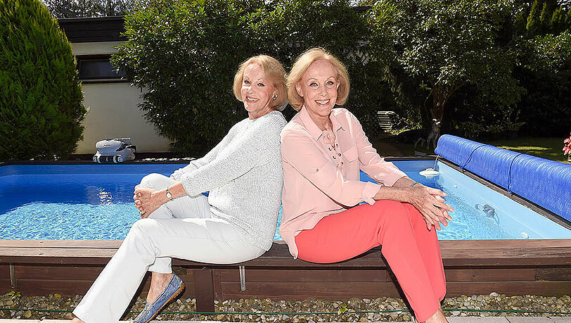Zu zweit ist man stärker, sagen Ellen (l.) und Alice Kessler. Zu zweit in ihrem Pool wird man sie allerdings nie antreffen: "Dann ist es uns zu voll." Zu zweit ist man stärker, sagen Ellen (l.) und Alice Kessler. Zu zweit in ihrem Pool wird man sie allerdings nie antreffen: "Dann ist es uns zu voll."