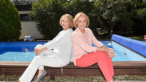 Zu zweit ist man stärker, sagen Ellen (l.) und Alice Kessler. Zu zweit in ihrem Pool wird man sie allerdings nie antreffen: "Dann ist es uns zu voll."