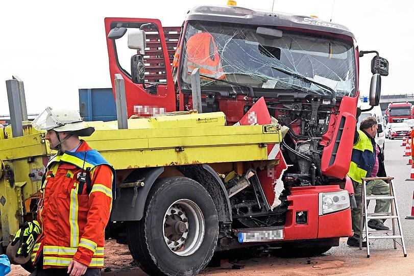 Das Führerhaus des Tiefladers krachte in den Anhänger - die Feuerwehr konnte den leichtverletzten Lkw-Fahrer aus dem Wrack bergen.