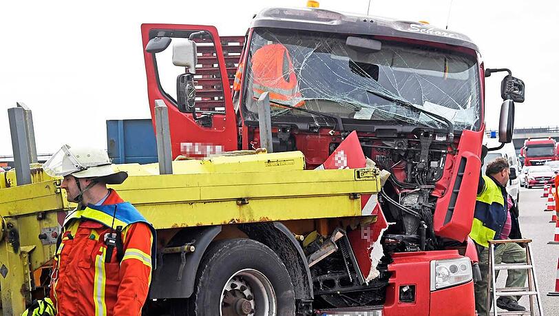Das Führerhaus des Tiefladers krachte in den Anhänger - die Feuerwehr konnte den leichtverletzten Lkw-Fahrer aus dem Wrack bergen. Das Führerhaus des Tiefladers krachte in den Anhänger - die Feuerwehr konnte den leichtverletzten Lkw-Fahrer aus dem Wrack bergen.