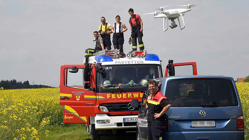 Wildwest an der A94: 17 entflohene Rindviecher hielten die "Cowboys" von Polizei und Feuerwehr stundenlang auf Trab. Die Bilder von der Stierhatz.
