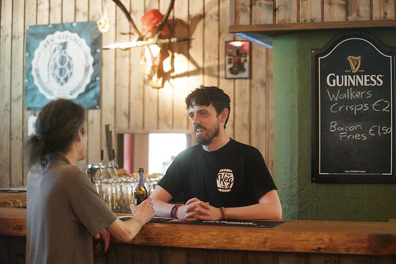 Entspannte Atmosphäre: Ein Barkeeper in der Bar &bdquo;The Keg&ldquo; ratscht mit einem Gast. Foto: Daniel von Loeper