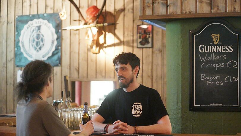 Entspannte Atmosphäre: Ein Barkeeper in der Bar „The Keg“ ratscht mit einem Gast. Foto: Daniel von Loeper Entspannte Atmosphäre: Ein Barkeeper in der Bar „The Keg“ ratscht mit einem Gast. Foto: Daniel von Loeper