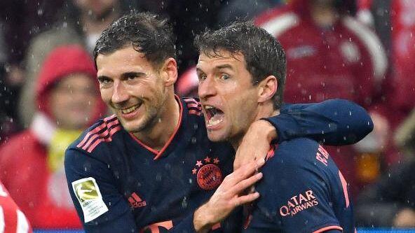 Thomas Müller (r) und Leon Goretzka vom FC Bayern